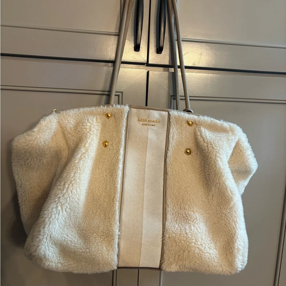 Kate Spade Everything racing stripe faux shearling large tote bag - Picture 2 of 10
